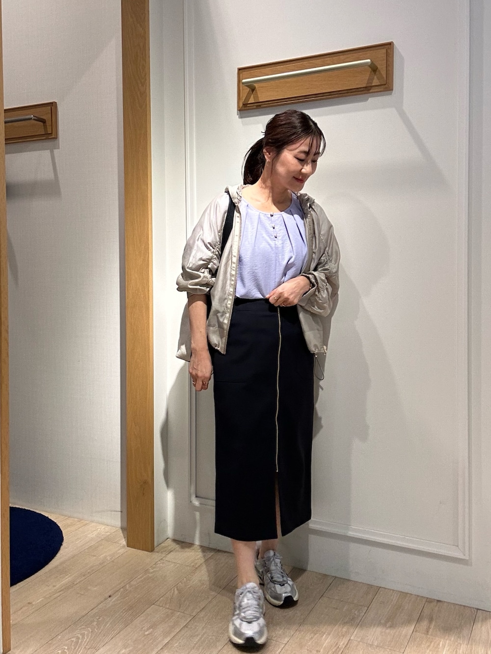 「キレイめ、シアートップス、低身長女子、初春コーデ、通勤コーデ、お仕事コーデ、きれいめコーデ、低身長コーデ、40代ファッション、40代、タイトスカート、タイトスカートコーデ、ブラウスコーデ、ブラウス×スカート、お仕事スタイル」｜「MICO COULIERのサップ2WAYブラウス（シャツ/ブラウス、パープル系）」を使った、daimonさん（骨格ナチュラル・レディース・154cm）の春コーディネートの10枚目の写真