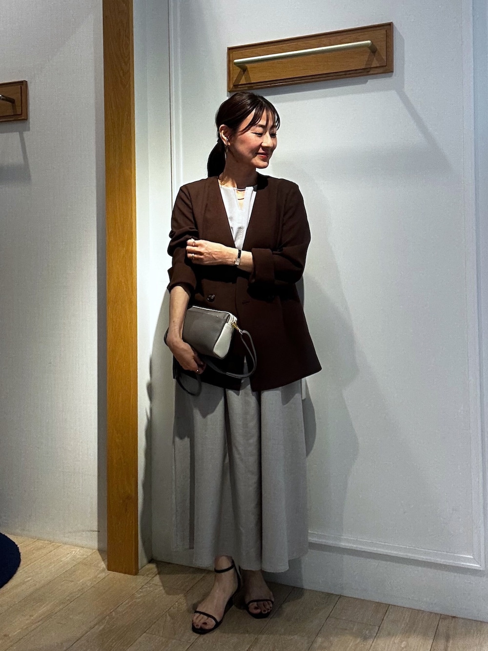 ブルー系のカーディガン/ボレロ、ベージュ系のワンピース、ブラウン系のノーカラージャケットを着用したレディースの春コーディネートの10枚目の写真