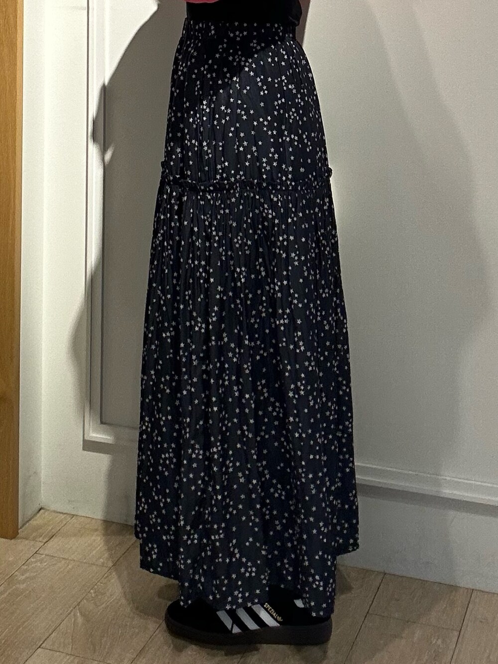 ピンク系のニット/セーターを着用したレディースの秋コーディネートの10枚目の写真