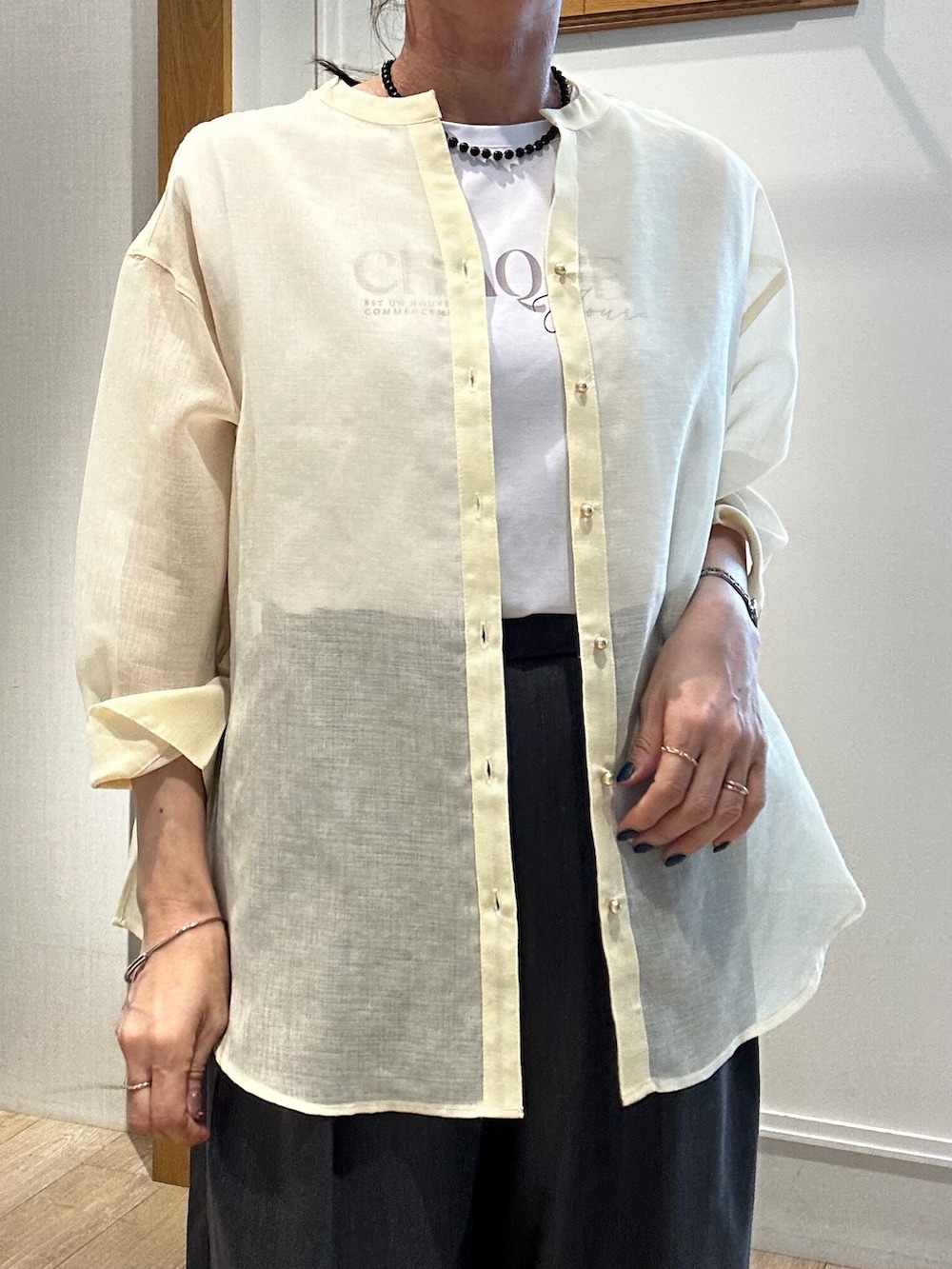 イエロー系のシャツ/ブラウス、グレー系のその他パンツ、ブラック系のネックレスを着用したレディースの夏コーディネートの6枚目の写真