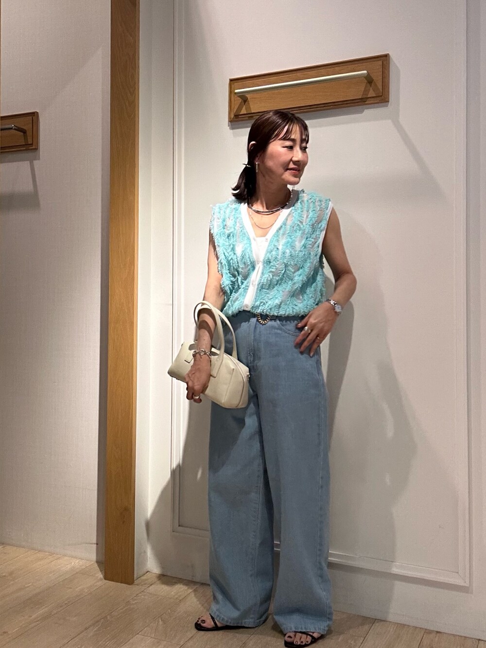 「ワイドパンツ、サンダル、デニム、夏ファッション、大人可愛い、パンツコーデ、低身長女子、カジュアルスタイル、オトナカジュアル、40代ファッション、ママファッション、低身長コーデ、デニムコーデ、ベストコーデ、ベストスタイル」｜「NOLLEY’Sの横長ボストン　チュールサブバック付き（ボストンバッグ、ホワイト系）」を使った、daimonさん（レディース・154cm）の春コーディネートの5枚目の写真