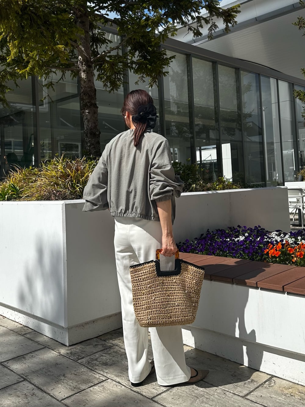 グリーン系のブルゾン、グレー系のキャミソールを着用したレディースの春コーディネートの3枚目の写真