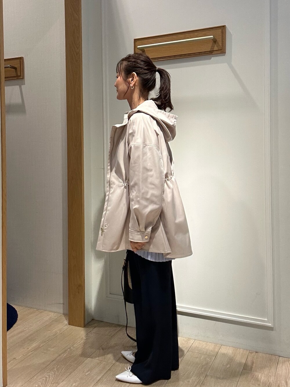 ブラック系のバッグ、ベージュ系のブルゾン、ホワイト系のニット/セーターを着用したレディースの春コーディネートの3枚目の写真