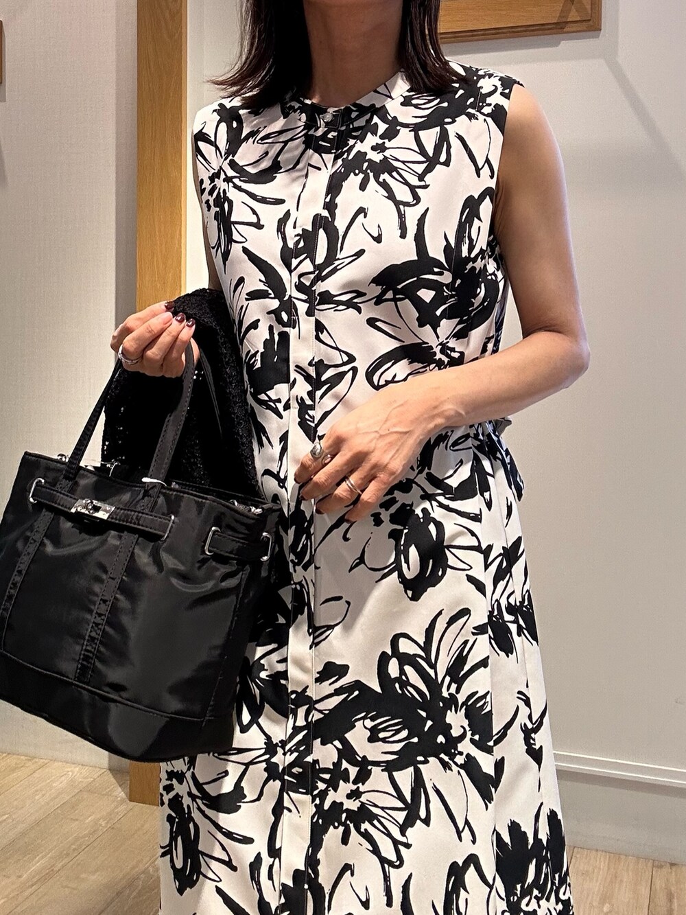 ホワイト系のワンピース、ブラック系のトートバッグを着用したレディースの秋コーディネートの5枚目の写真