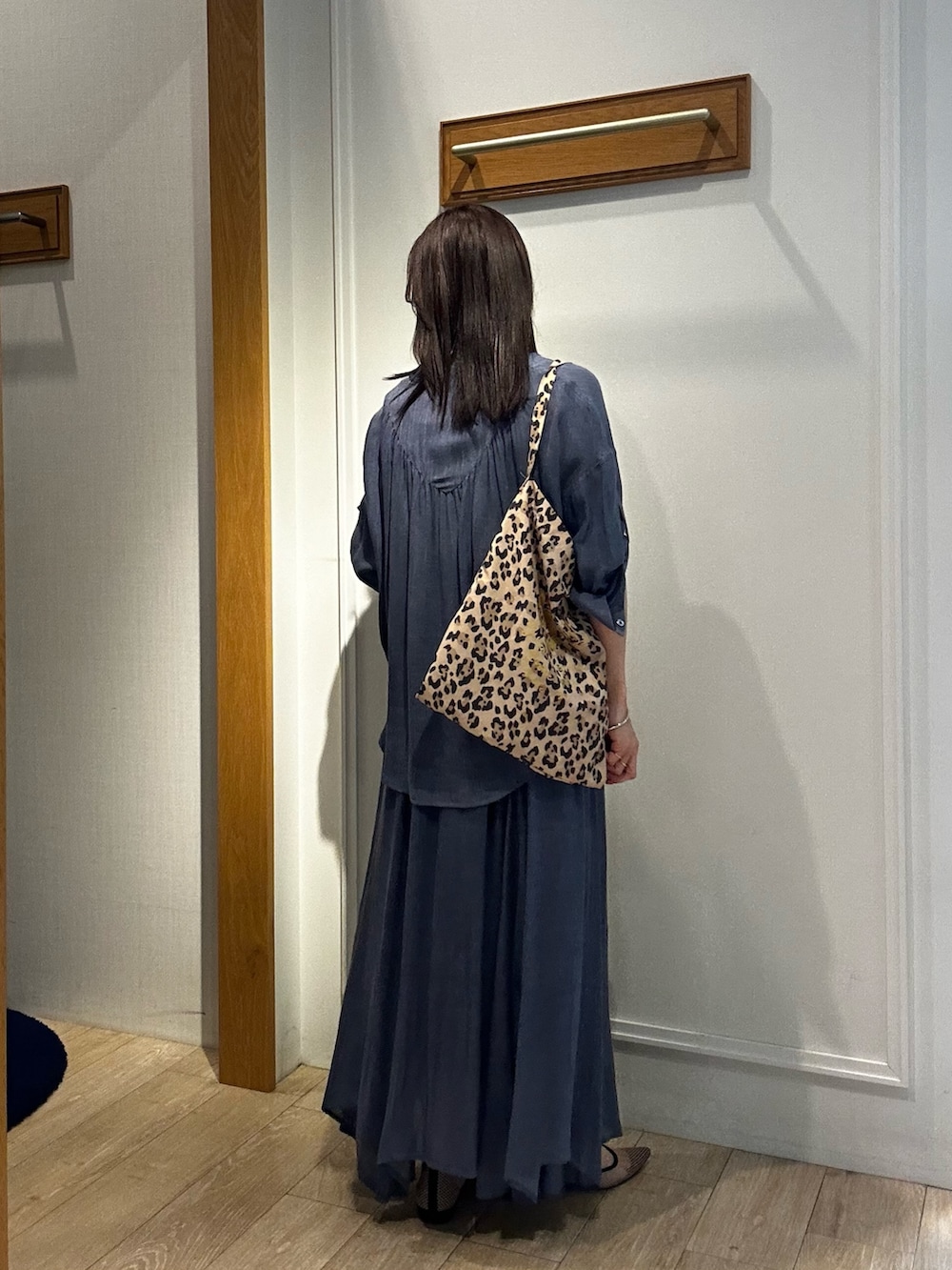 ブルー系のスカート、ブルー系のシャツ/ブラウス、グリーン系のブルゾンを着用したレディースの春コーディネートの7枚目の写真