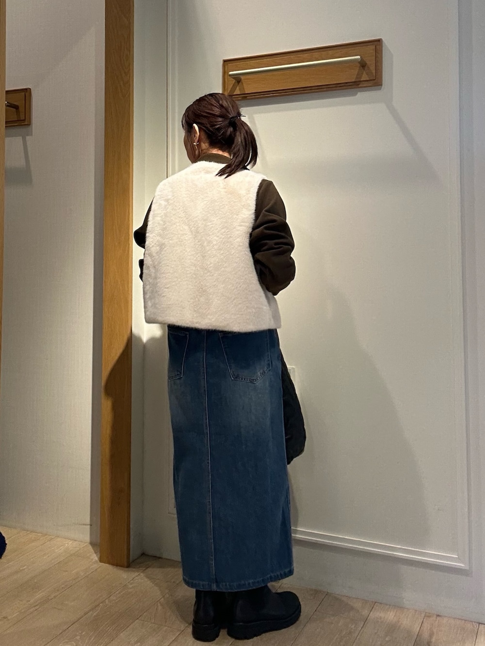 ホワイト系のブルゾン、ブラウン系のTシャツ/カットソー、ブラック系のトートバッグを着用したレディースの秋コーディネートの3枚目の写真