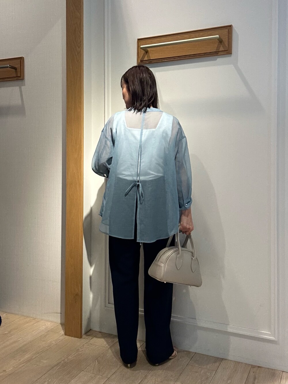 ブルー系のシャツ/ブラウス、ホワイト系のTシャツ/カットソー、ブルー系のその他パンツを着用したレディースの夏コーディネートの4枚目の写真