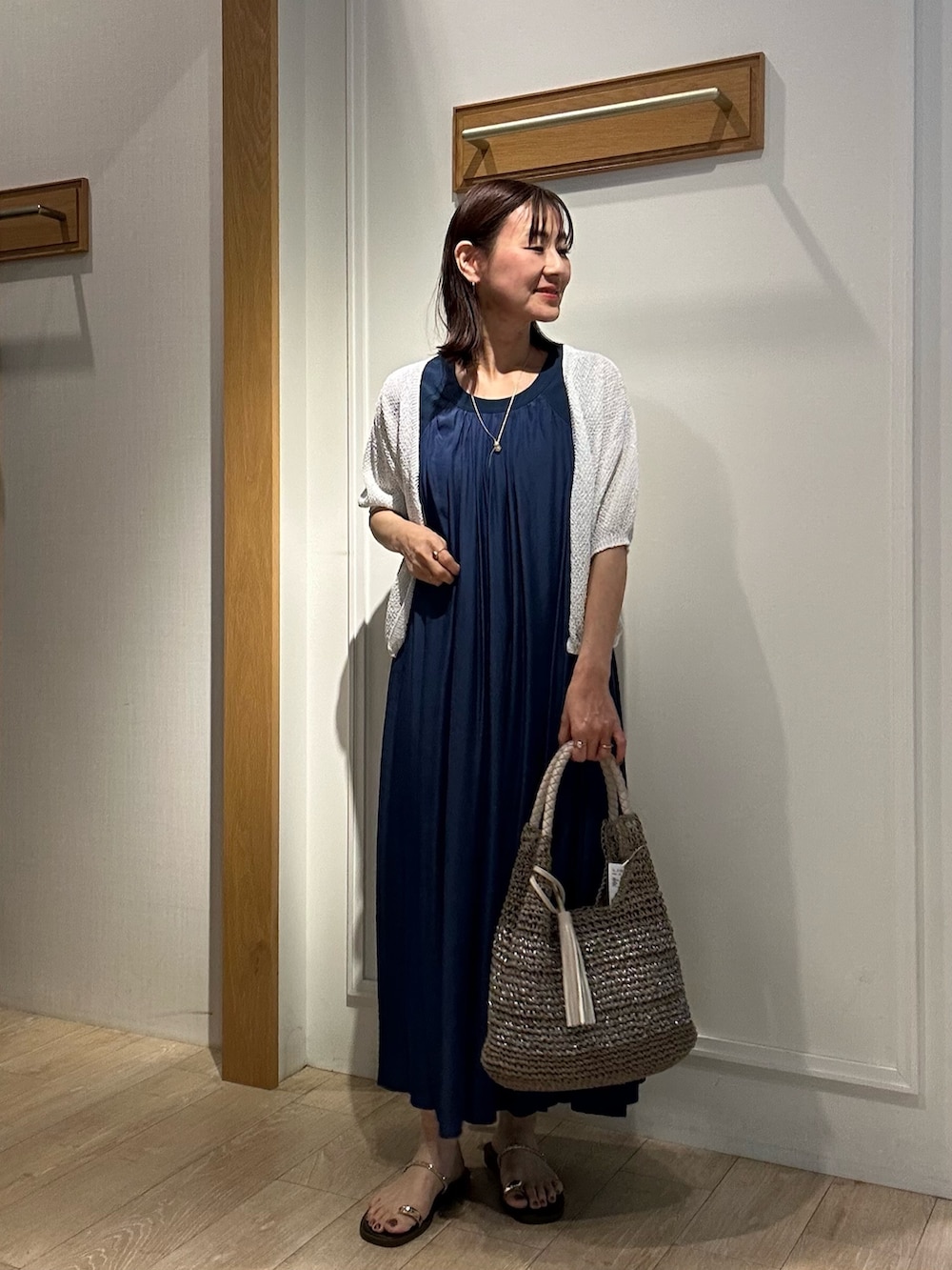 ブルー系のワンピース、ホワイト系のカーディガン/ボレロを着用したレディースの春コーディネートの8枚目の写真