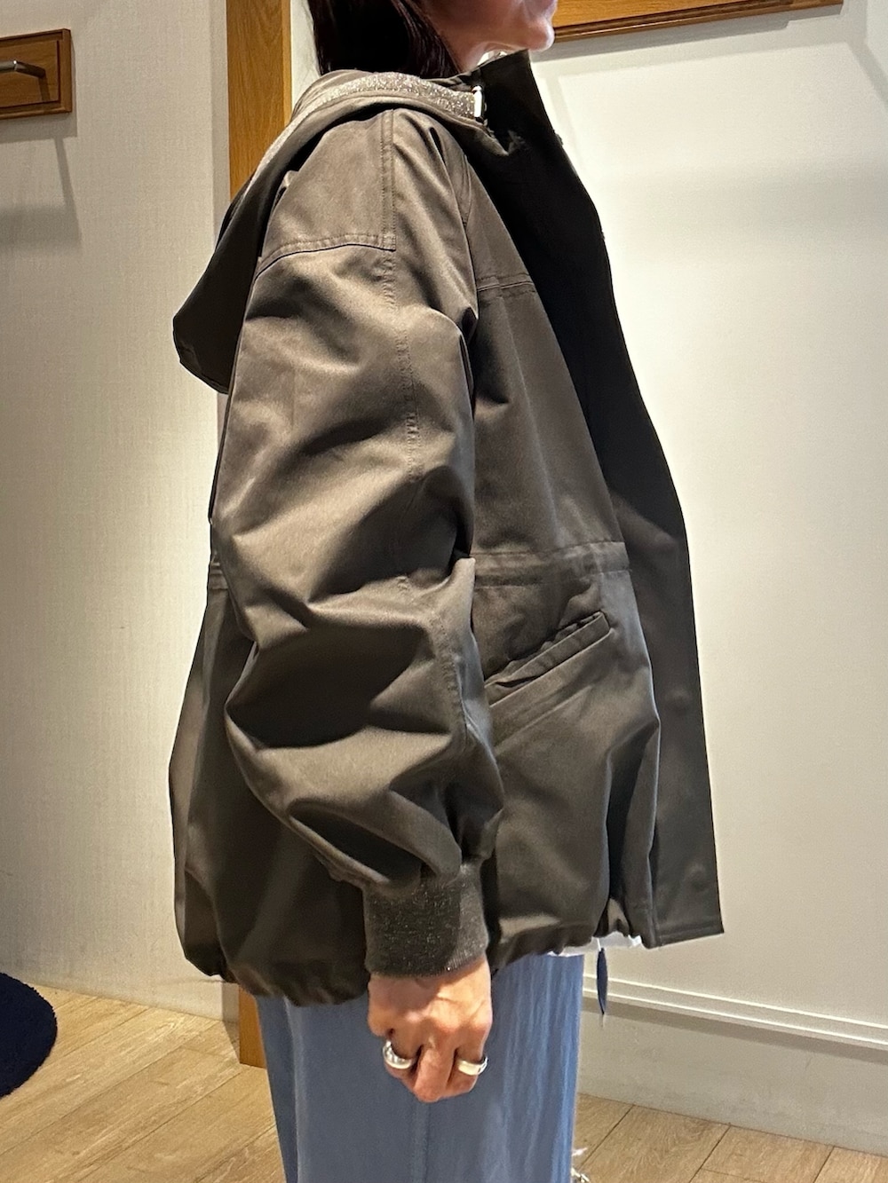 グリーン系のブルゾン、ホワイト系のシャツ/ブラウス、ブルー系のデニムパンツを着用したレディースの冬コーディネートの4枚目の写真