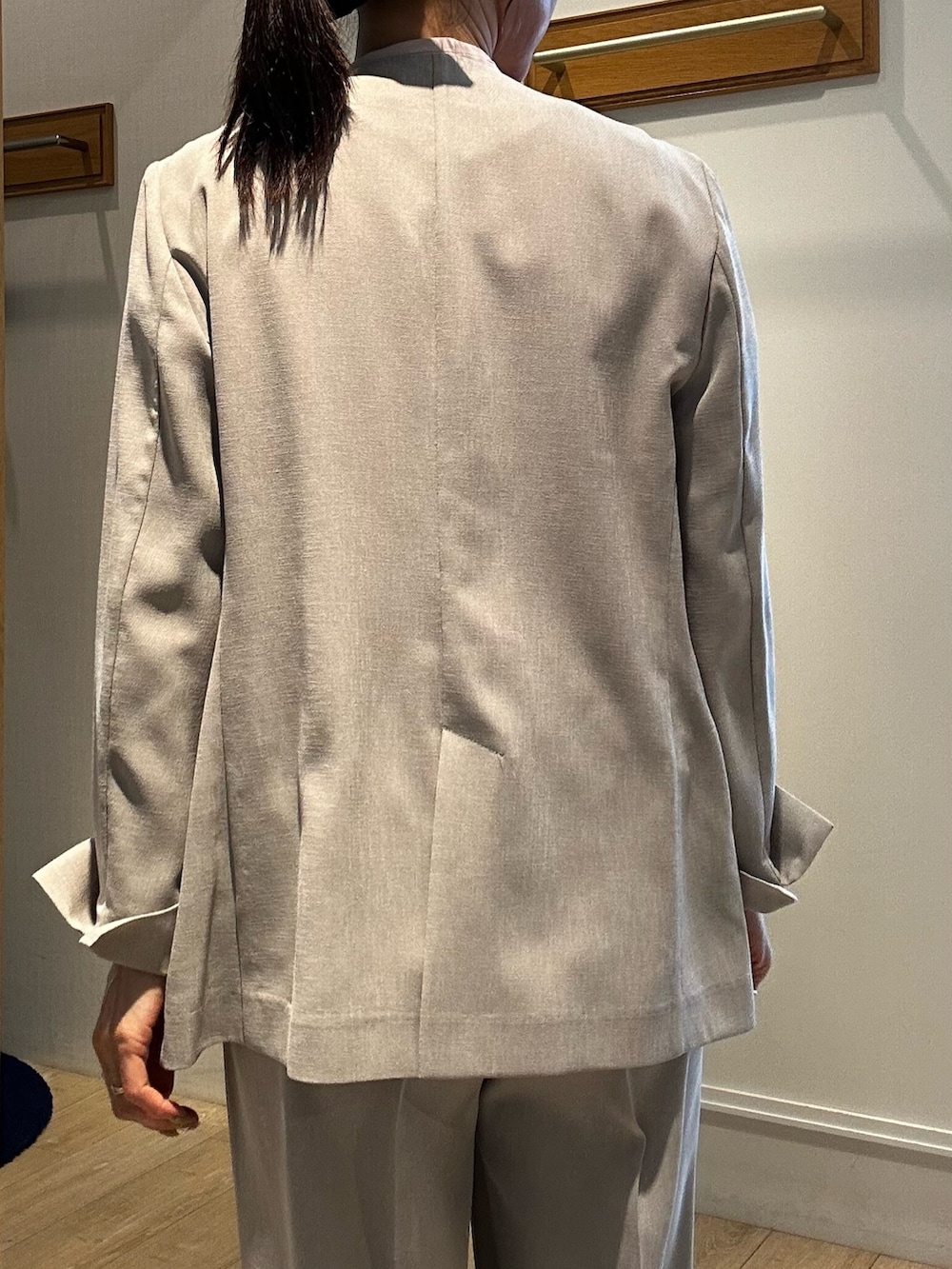 ピンク系のシャツ/ブラウス、ホワイト系のTシャツ/カットソー、ベージュ系のノーカラージャケットを着用したレディースの春コーディネートの7枚目の写真