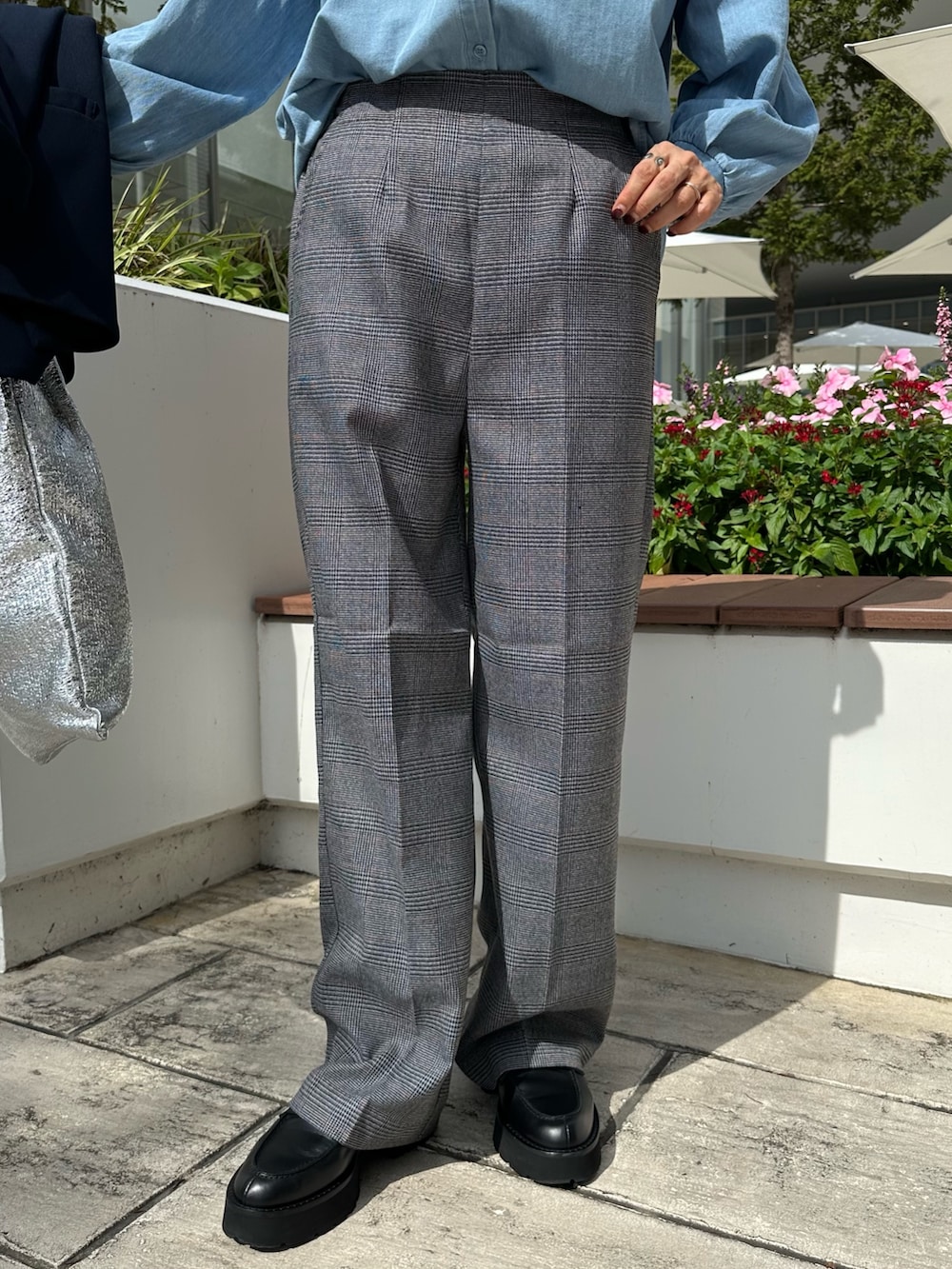 「チェック、秋服準備はじめました、きれいめカジュアル、シンプルコーデ、お出かけコーデ、デニム、秋コーデ、ジャケット、秋のコーデ、大人ファッション、オトナカジュアル、低身長コーデ、低身長女子、150cm台コーデ、デニムシャツ」｜「MICO COULIERのライトデニムフリルブラウス（シャツ/ブラウス、ブルー系）」を使った、daimonさん（レディース・154cm）の秋コーディネートの8枚目の写真