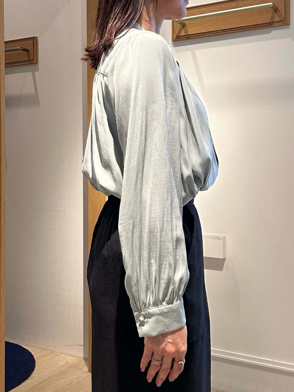 グリーン系のシャツ/ブラウス、ブラック系のスカート、ブラック系のショルダーバッグを着用したレディースの春コーディネートの6枚目の写真