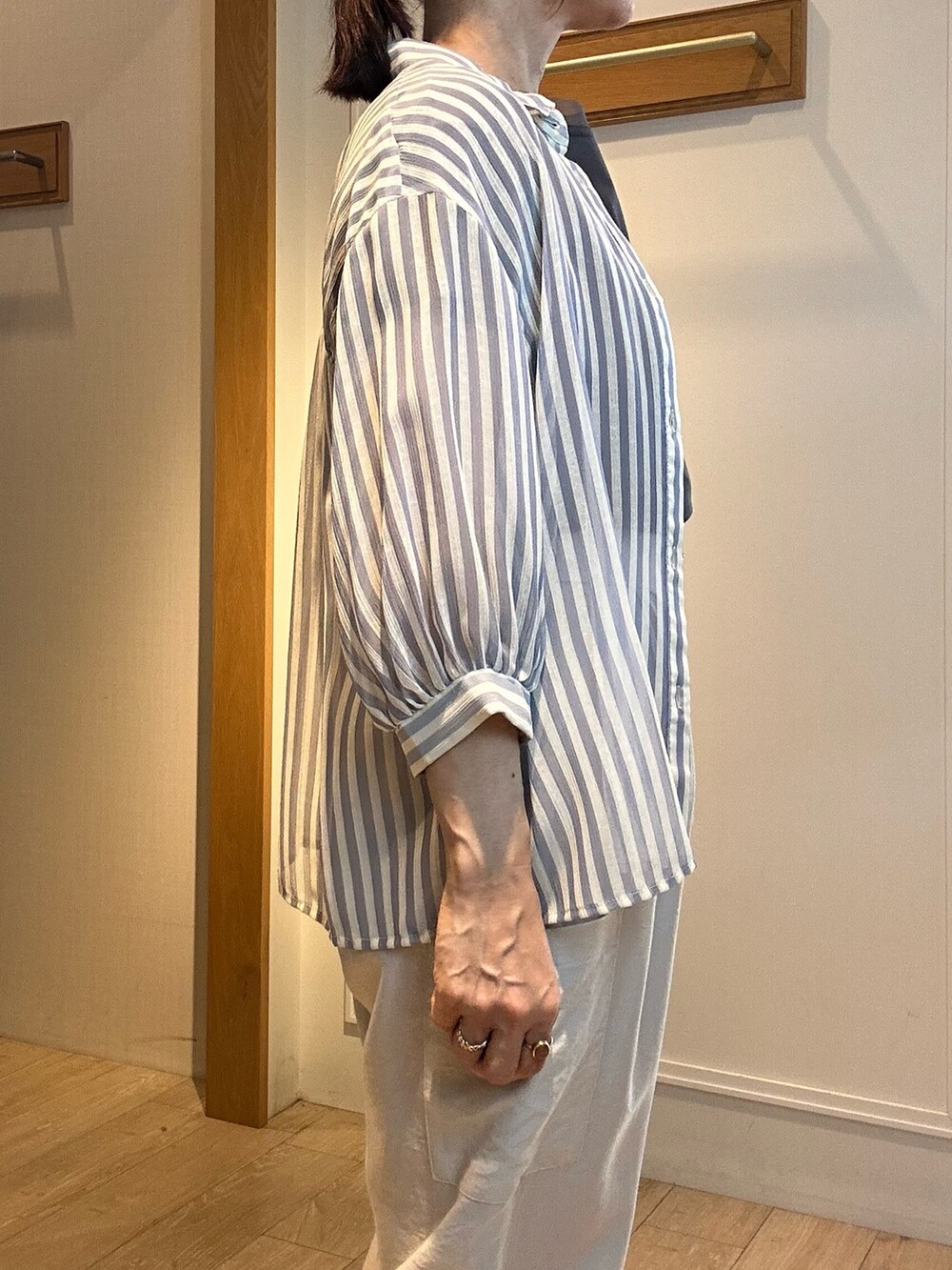 ブルー系のシャツ/ブラウス、ベージュ系のその他パンツ、ブラック系のハットを着用したレディースの春コーディネートの8枚目の写真