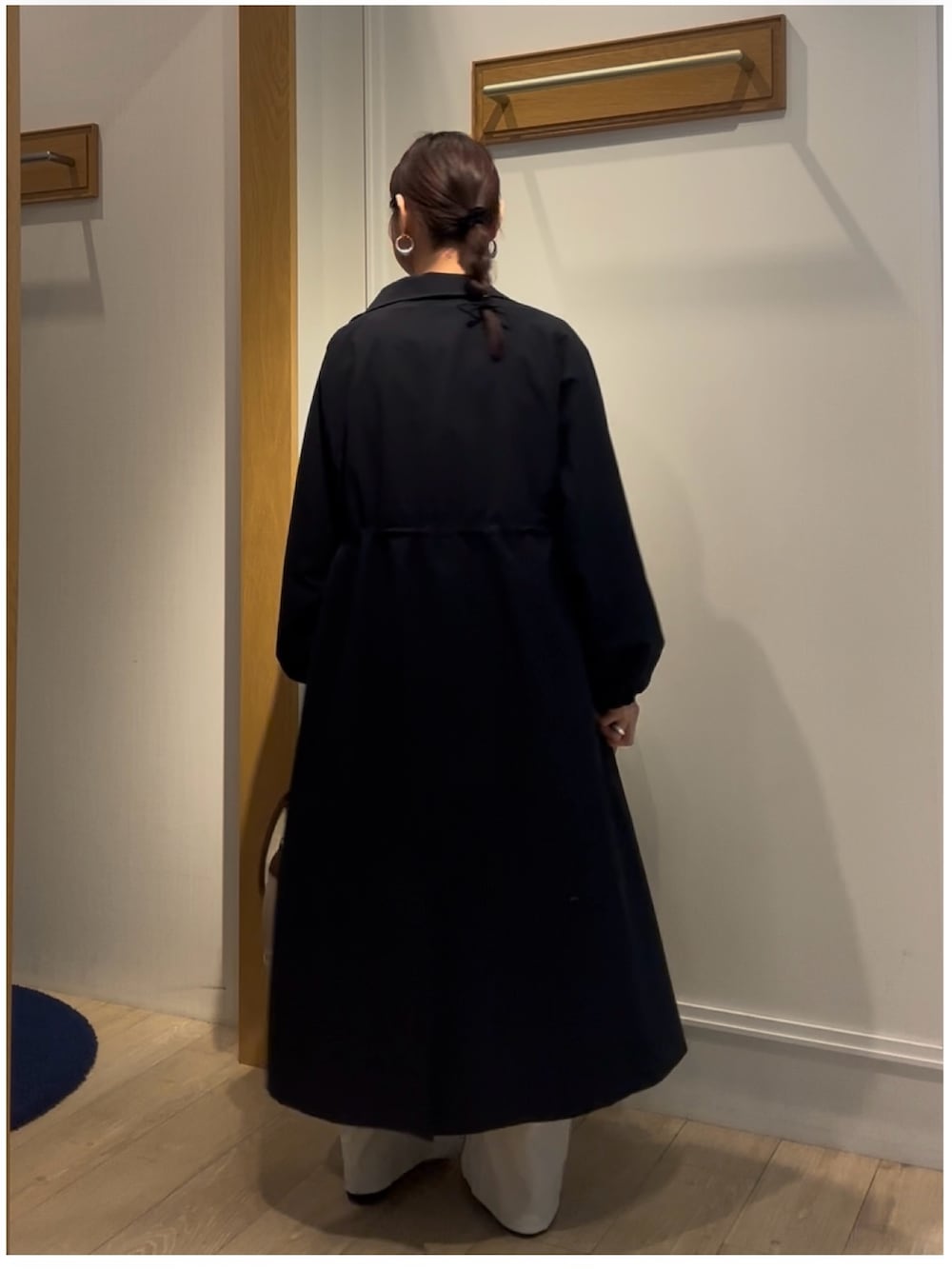 ベージュ系のその他パンツ、ブルー系のその他アウターを着用したレディースの冬コーディネートの3枚目の写真