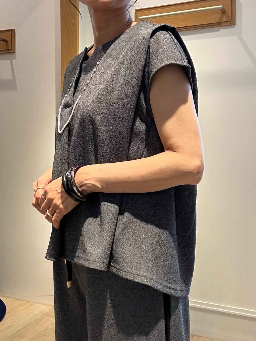 「セットアップ、夏ルックで気分アップ、休日スタイル、オトナ女子、シンプルスタイル、夏服コーデ、大人ファッション、夏ファッション、パンツスタイル、今日のコーデ、着回しコーデ、150cm台コーデ、154cm、セットアップスタイル、低身長」｜「MICO COULIERの《セット商品》カットジョーゼット杢　ブラウス＋パンツ（セットアップ）（シャツ/ブラウス、グレー系）」を使った、daimonさん（レディース・154cm）の夏コーディネートの8枚目の写真