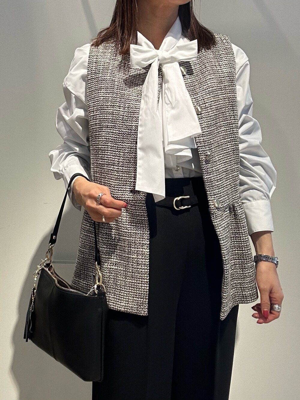 「レイヤードスタイル、大人女子、春服、パンツコーデ、きれいめコーディネート、入学式、入学式コーデ、入学式ママコーデ、卒業式コーデ、卒業式ママコーデ、セレモニーコーデ、オケージョン、低身長、低身長コーデ、ジレ」｜「MICO COULIERの《オケージョン対応》ドライスピン杢ツィード/バスケットラメツィードベスト（ノーカラージャケット、ブラック系）」を使った、daimonさん（レディース・154cm）の冬コーディネートの4枚目の写真