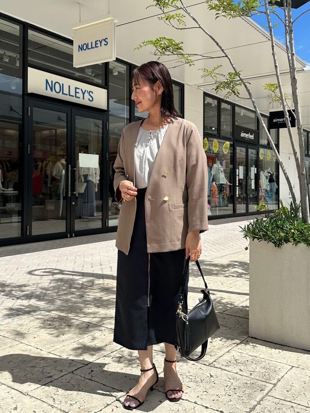 ブラック系のサンダル、ベージュ系のシャツ/ブラウス、ブルー系のスカートを着用したレディースの夏コーディネートの10枚目の写真