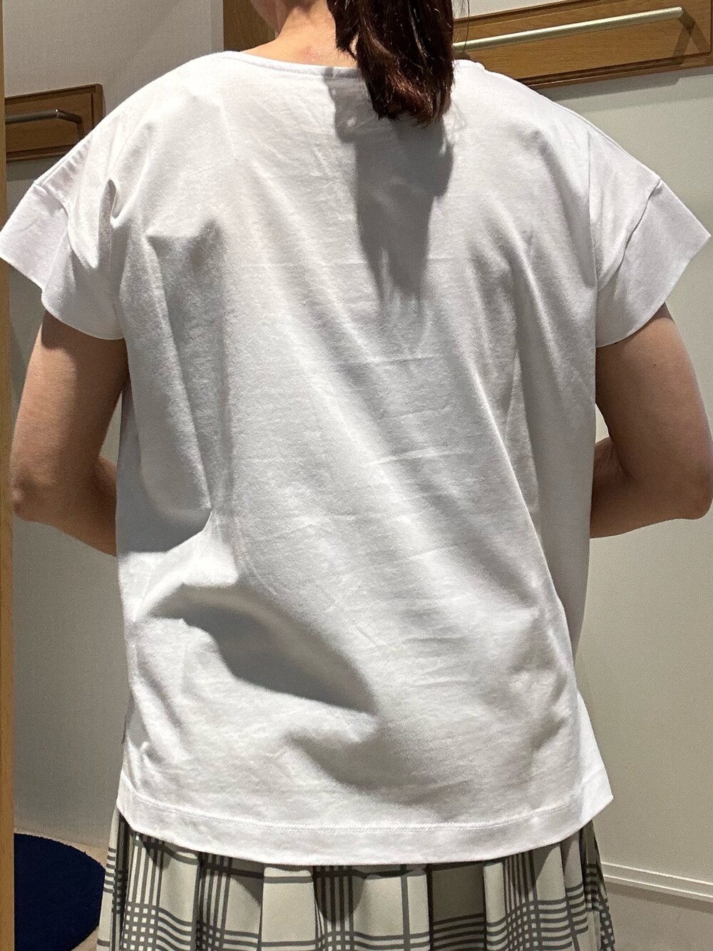 ホワイト系のTシャツ/カットソー、ホワイト系のスカート、イエロー系のショルダーバッグを着用したレディースの春コーディネートの7枚目の写真