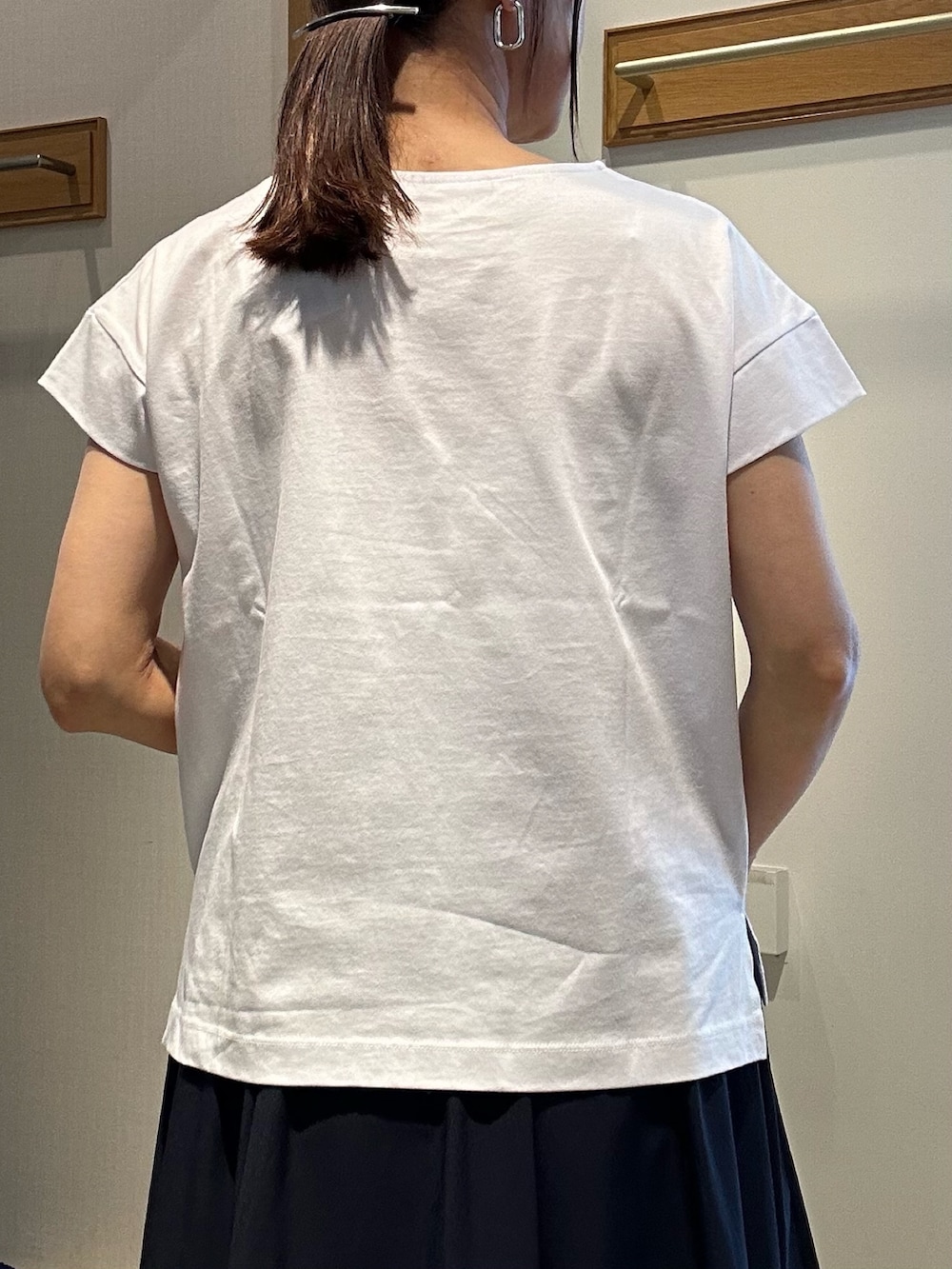 ホワイト系のTシャツ/カットソー、ホワイト系のテーラードジャケット、ブルー系のその他パンツを着用したレディースの春コーディネートの7枚目の写真