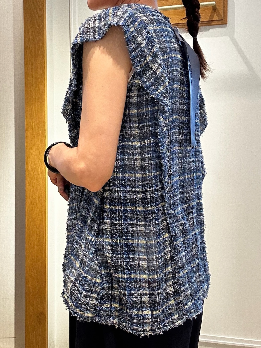 ブルー系のシャツ/ブラウス、ブルー系のその他パンツ、ベージュ系のショルダーバッグを着用したレディースの夏コーディネートの5枚目の写真