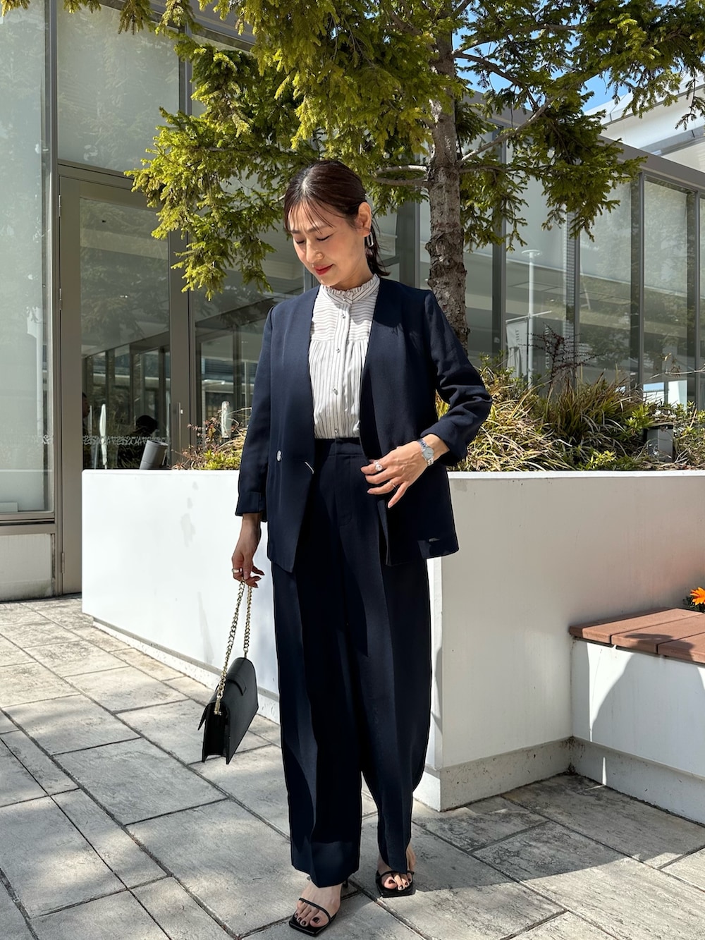 「春めき満開コーデ、春服、ワントーンコーデ、低身長コーデ、低身長女子、40代ファッション、セットアップ、セットアップスタイル、セットアップコーデ、ネイビーコーデ、ネイビージャケット、ＵＶカット、お仕事、お仕事コーデ、パンツスーツ」｜「MICO COULIERのジョーゼットプリーツブラウス（シャツ/ブラウス、ホワイト系）」を使った、daimonさん（骨格ナチュラル・レディース・154cm）の春コーディネートの4枚目の写真