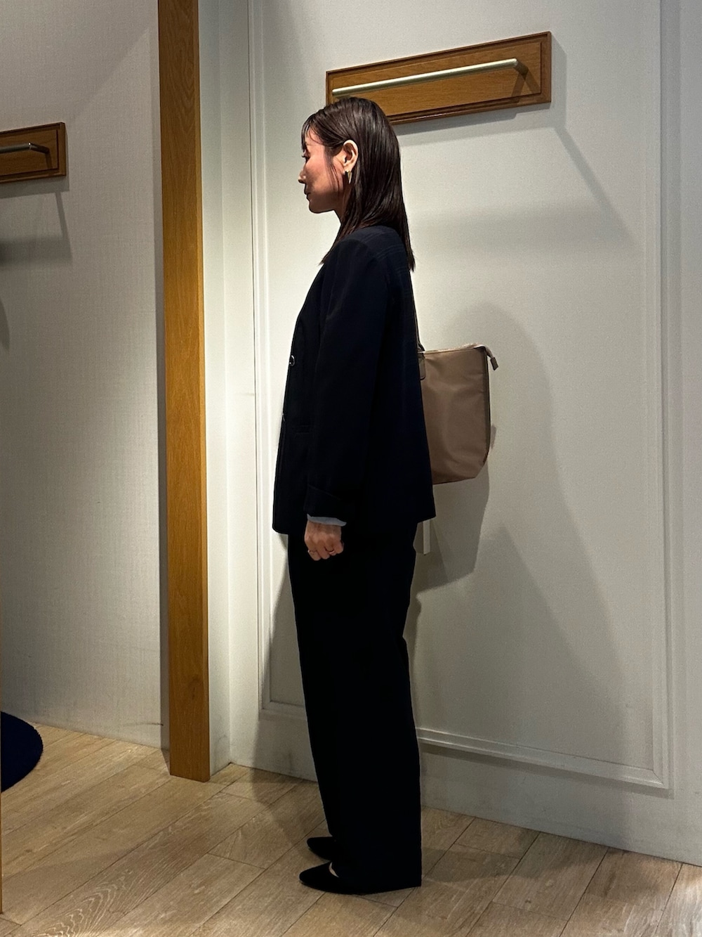 ブルー系のダウンジャケット/コート、ブルー系のその他パンツ、ブルー系のシャツ/ブラウスを着用したレディースの冬コーディネートの2枚目の写真