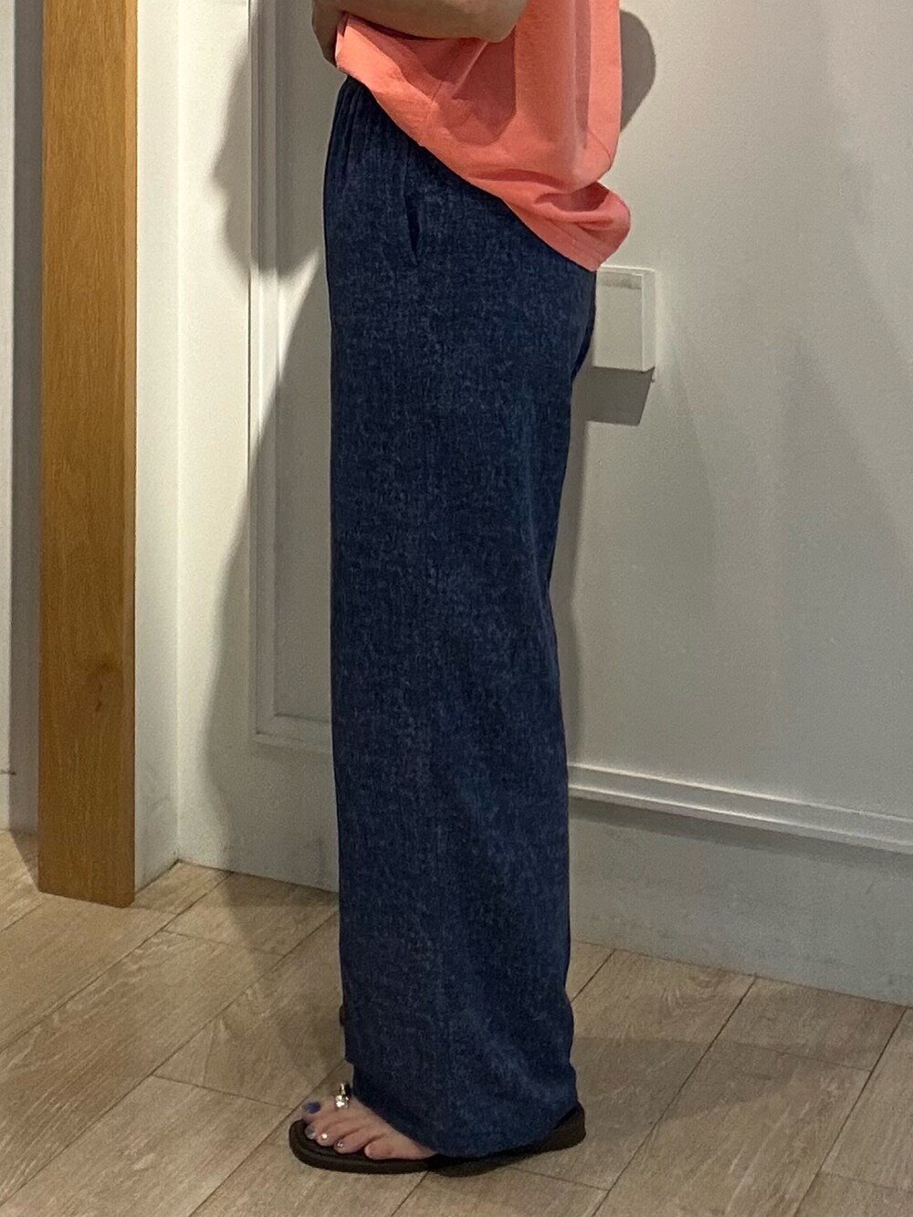 ブルー系のその他パンツ、ピンク系のTシャツ/カットソー、ホワイト系のノーカラージャケットを着用したレディースの夏コーディネートの8枚目の写真