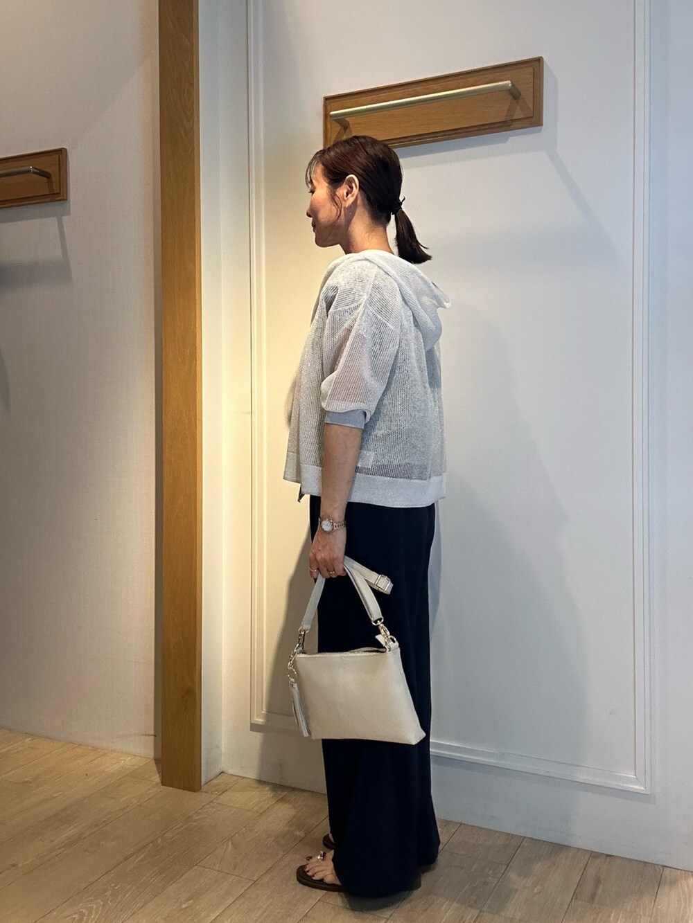 ブルー系のその他パンツ、グリーン系のシャツ/ブラウス、ベージュ系のカーディガン/ボレロを着用したレディースの春コーディネートの3枚目の写真