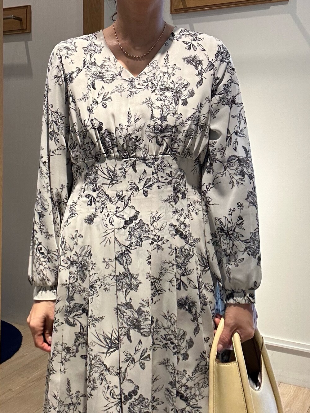 ベージュ系のワンピース、ブルー系のテーラードジャケットを着用したレディースの春コーディネートの7枚目の写真