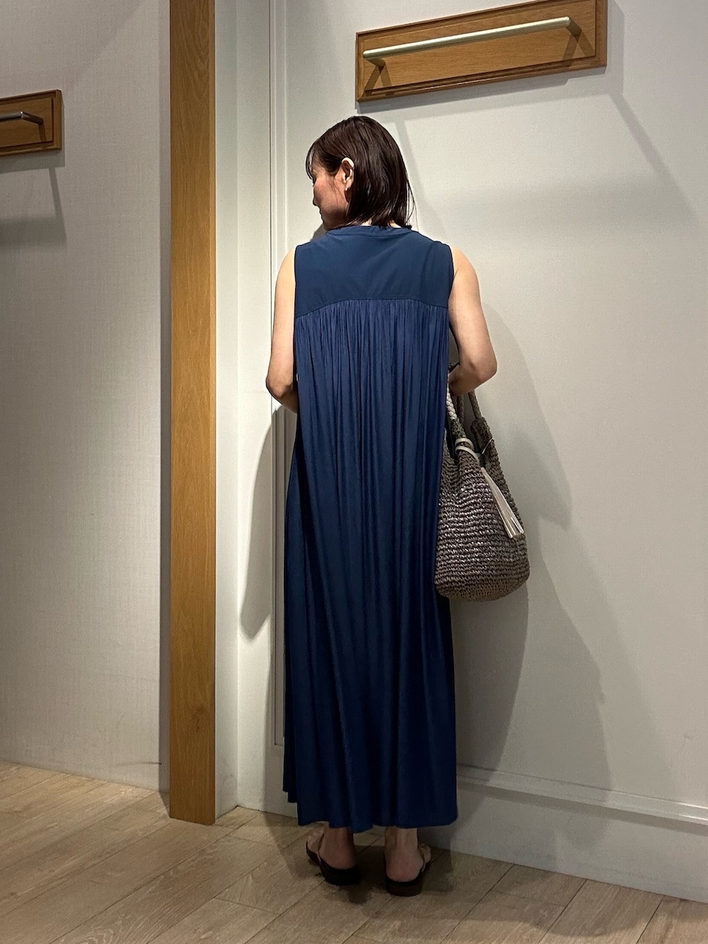 ブルー系のワンピース、ホワイト系のカーディガン/ボレロを着用したレディースの春コーディネートの3枚目の写真