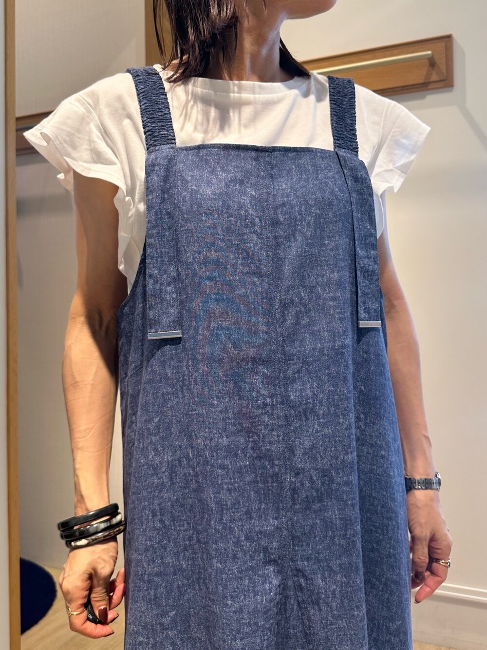 ブルー系のワンピース、レッド系のシャツ/ブラウス、ホワイト系のTシャツ/カットソーを着用したレディースの夏コーディネートの7枚目の写真