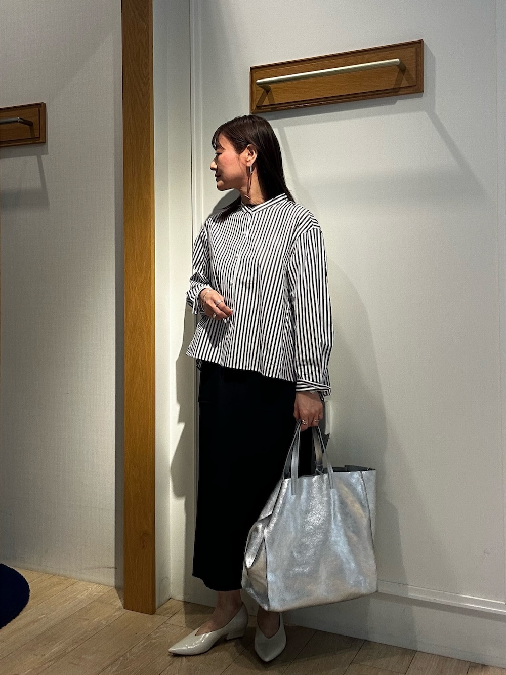 ブラック系のスカート、グレー系のシャツ/ブラウス、イエロー系のブルゾンを着用したレディースの春コーディネートの7枚目の写真