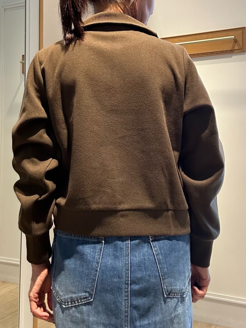 ブラック系のトートバッグ、ホワイト系のブルゾン、ブラウン系のTシャツ/カットソーを着用したレディースの秋コーディネートの7枚目の写真