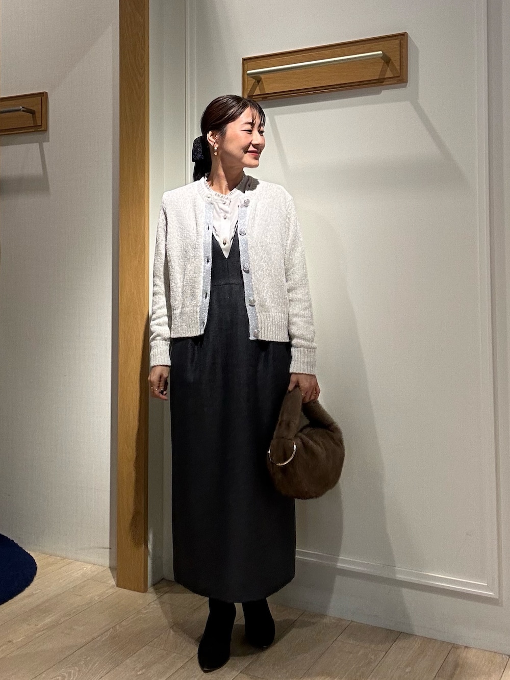 ベージュ系のシャツ/ブラウス、グレー系のワンピース、ホワイト系のカーディガン/ボレロを着用したレディースの秋コーディネートの10枚目の写真