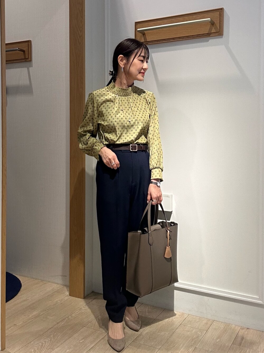 ブルー系のノーカラージャケット、ブルー系のその他パンツ、イエロー系のシャツ/ブラウスを着用したレディースの春コーディネートの8枚目の写真