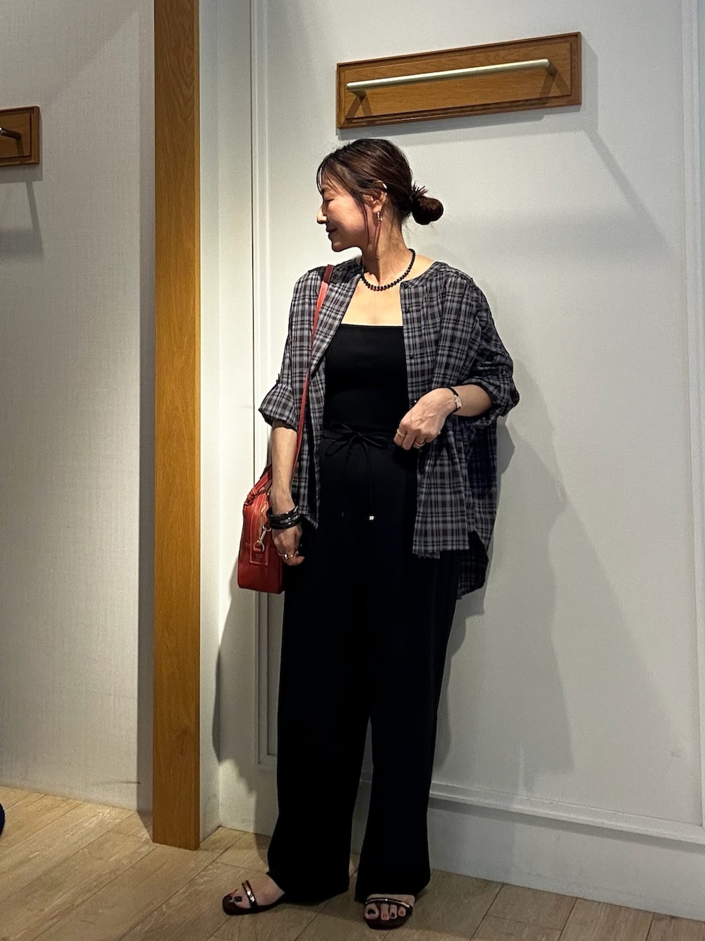 グレー系のシャツ/ブラウス、ブラウン系のその他パンツ、ブラック系のネックレスを着用したレディースの夏コーディネートの10枚目の写真