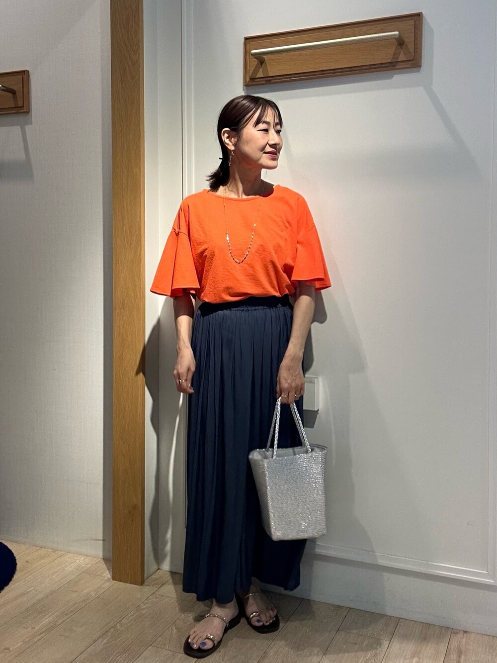 オレンジ系のTシャツ/カットソー、ブルー系のその他パンツを着用したレディースの夏コーディネートの6枚目の写真