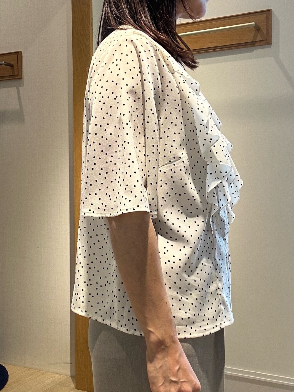 「ショルダーバッグ、初夏コーデ、夏ファッション、ママファッション、オトナカワイイ、フェミニンコーデ、低身長レディースファッション、ベージュ、お仕事コーデ、お仕事スタイル、通勤コーデ、通勤スタイル、ドットシャツ、低身長女子、低身長コーデ」｜「MICO COULIERのジョーゼットフリルブラウス（シャツ/ブラウス、ホワイト系）」を使った、daimonさん（骨格ナチュラル・レディース・154cm）の春コーディネートの5枚目の写真