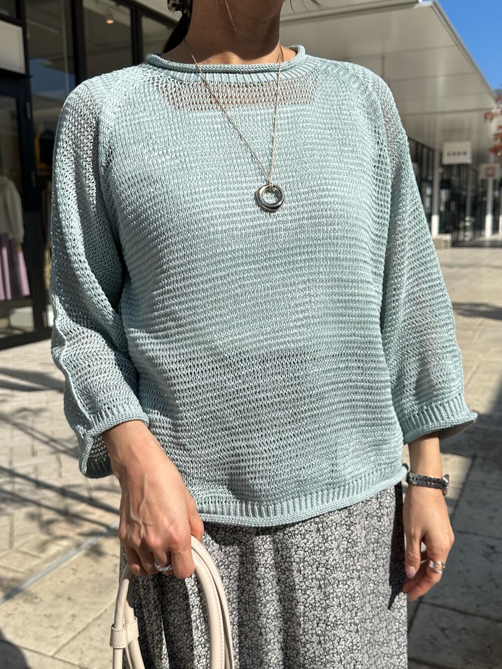 「春コーデ、春めき満開コーデ、春服コーデ、大人可愛い、大人コーデ、春、春服、低身長女子、お花見コーデ、150cm台コーデ、低身長コーデ、花柄スカート、フラワープリント、40代ファッション、スカートスタイル」|「MICO COULIERのホールガーメント ギマタック編みプルオーバーニット(ニット/セーター、グリーン系)」を使った、daimonさん(骨格ナチュラル・レディース・154cm)の春コーディネートの4枚目の写真