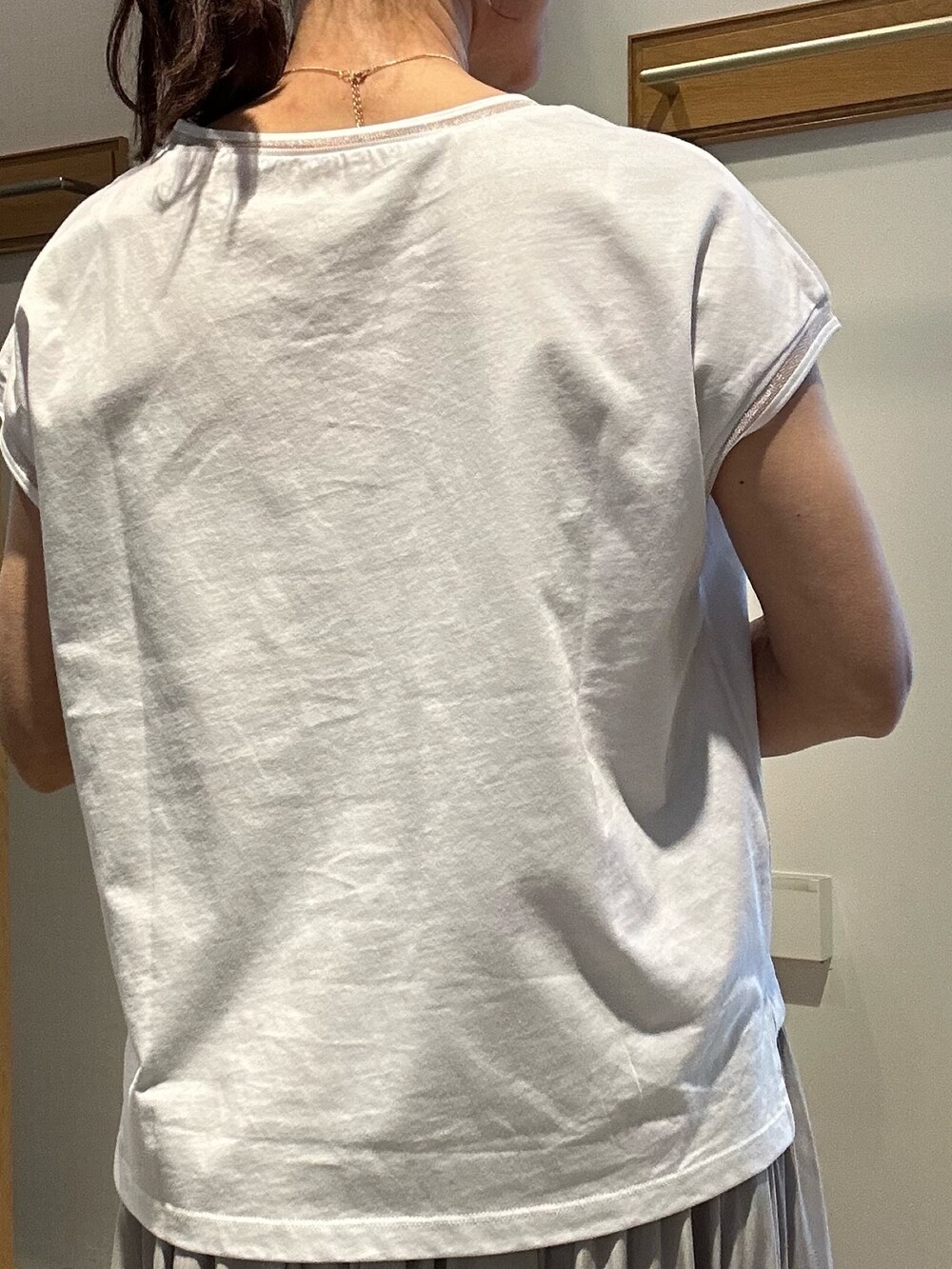 ホワイト系のTシャツ/カットソー、ベージュ系のスカート、ホワイト系のブルゾンを着用したレディースの春コーディネートの6枚目の写真