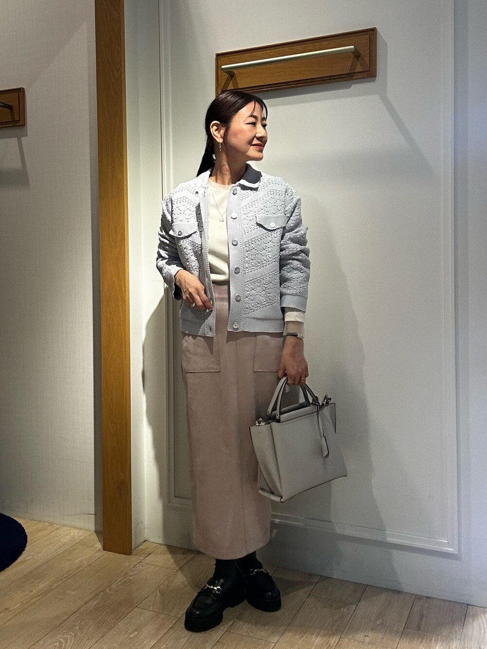 ブルー系のカーディガン/ボレロ、ホワイト系のTシャツ/カットソー、ホワイト系のその他パンツを着用したレディースの冬コーディネートの9枚目の写真