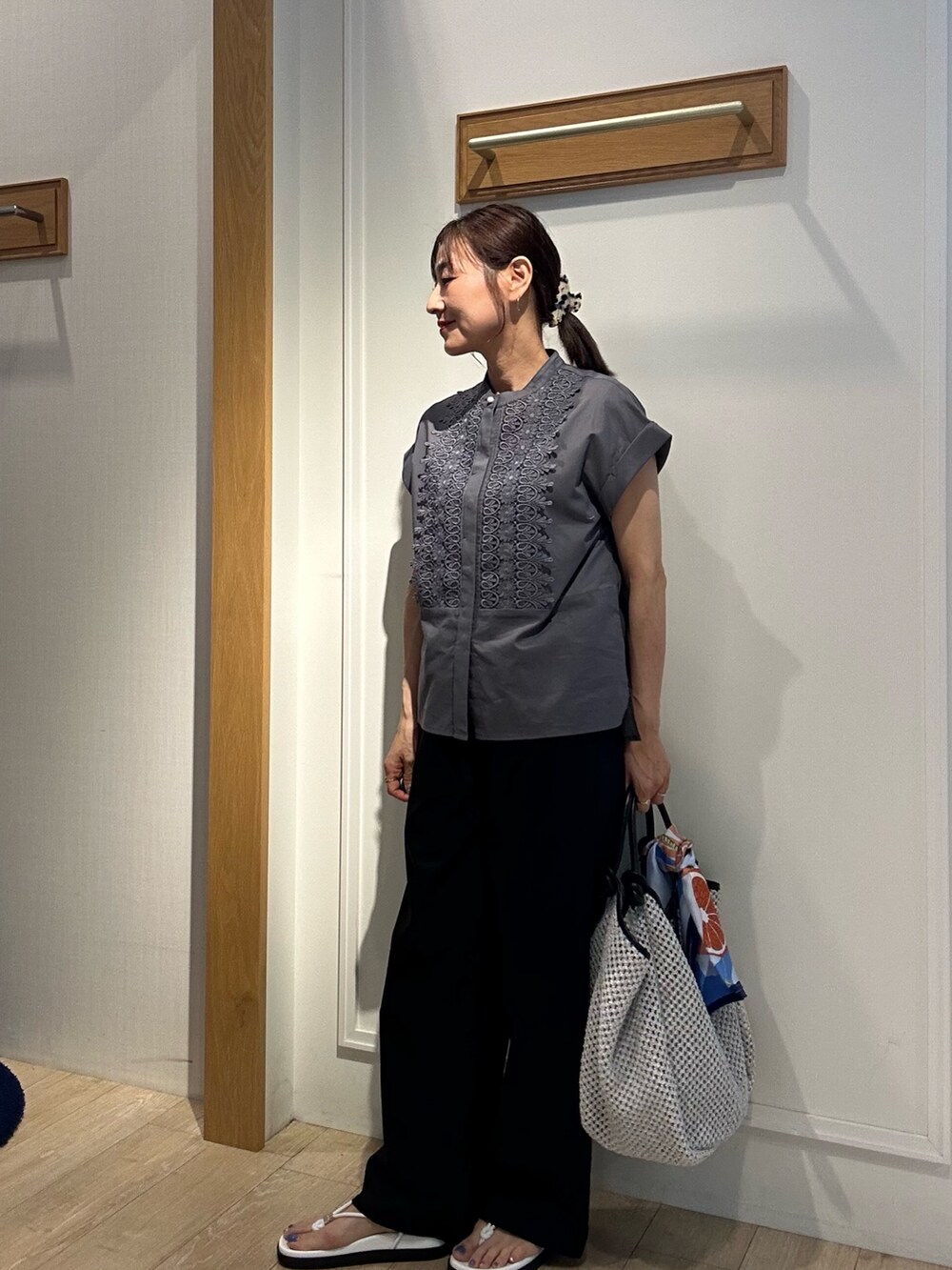 「夏ルックで気分アップ、休日スタイル、シンプルコーデ、きれいめカジュアル、夏コーデ、お出かけコーデ、シンプルスタイル、今日のコーデ、パンツスタイル、150cm台コーデ、低身長コーデ、大人かわいい、グレーブラウス、パンツコーデ、ラメタンクトップ」｜「MICO COULIERの60ボイルローンレースブラウス（シャツ/ブラウス、グレー系）」を使った、daimonさん（レディース・154cm）の夏コーディネートの6枚目の写真