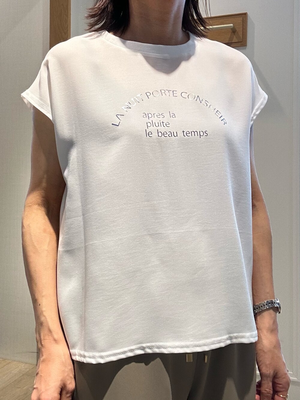 ホワイト系のシャツ/ブラウス、グリーン系のその他パンツ、イエロー系のシャツ/ブラウスを着用したレディースの夏コーディネートの4枚目の写真