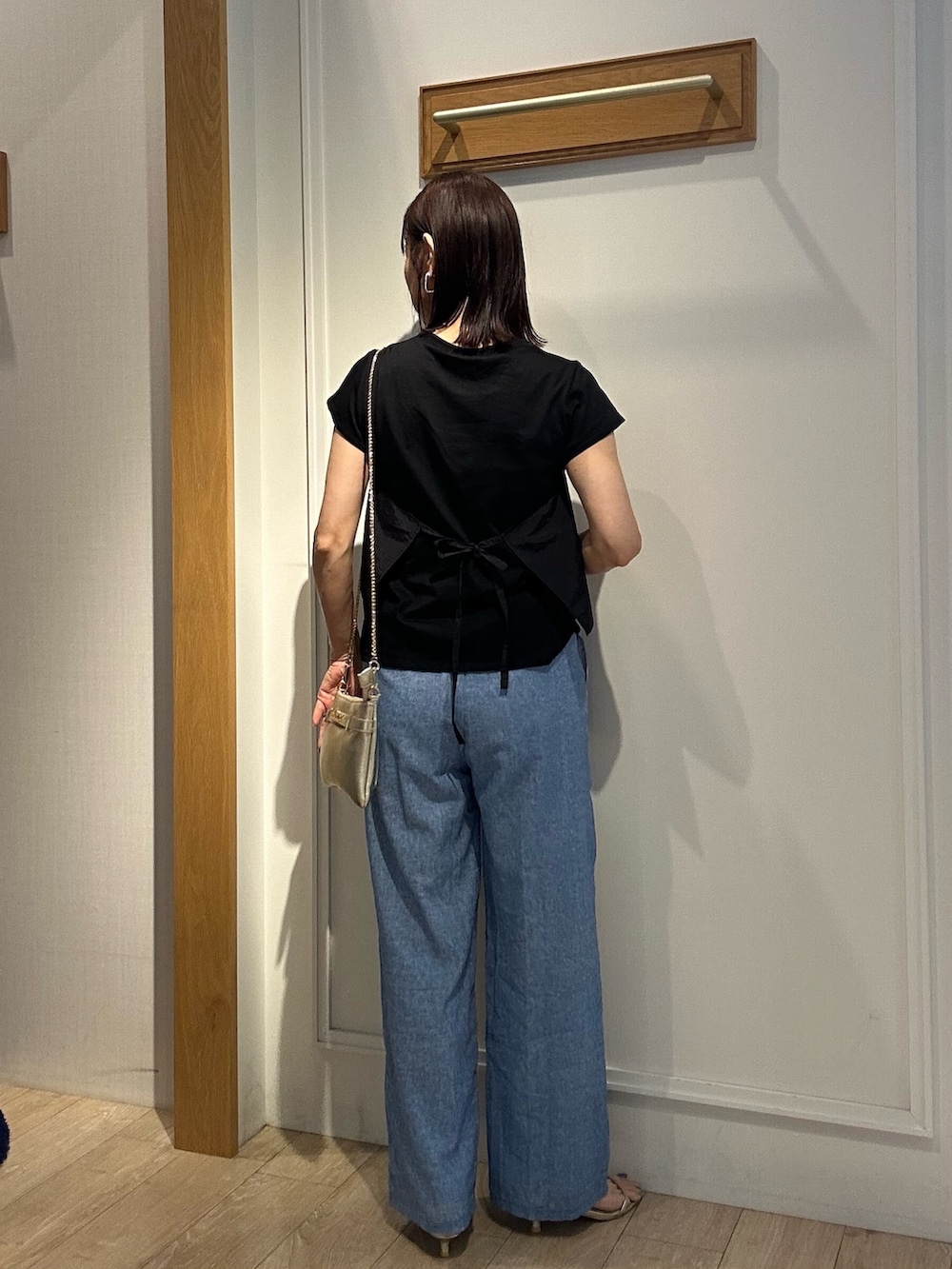 「ブラックコーデ、夏コーデ、大人コーデ、シンプルスタイル、大人女子、デニムコーデ、おでかけ服、夏服コーデ、ゆるコーデ、低身長女子、ビスチェ×デニム、ビスチェコーデ、ビスチェ風、大人カジュアル、低身長コーデ」｜「fredy couleurのねじりビスチェドッキングTシャツ（Tシャツ/カットソー、ブラック系）」を使った、daimonさん（レディース・154cm）の夏コーディネートの3枚目の写真