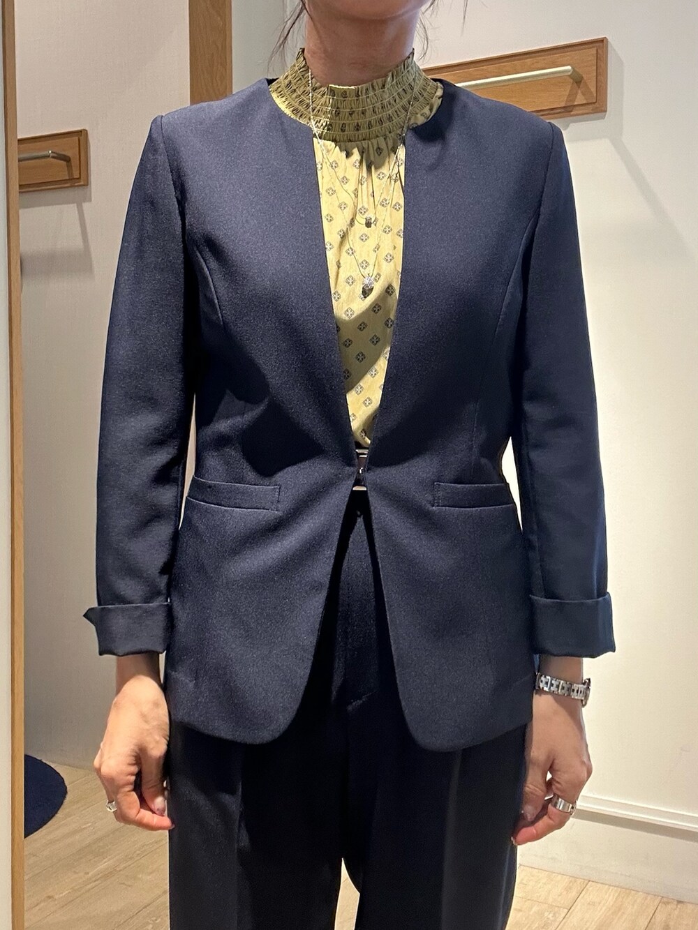 ブルー系のノーカラージャケット、ブルー系のその他パンツ、イエロー系のシャツ/ブラウスを着用したレディースの春コーディネートの4枚目の写真