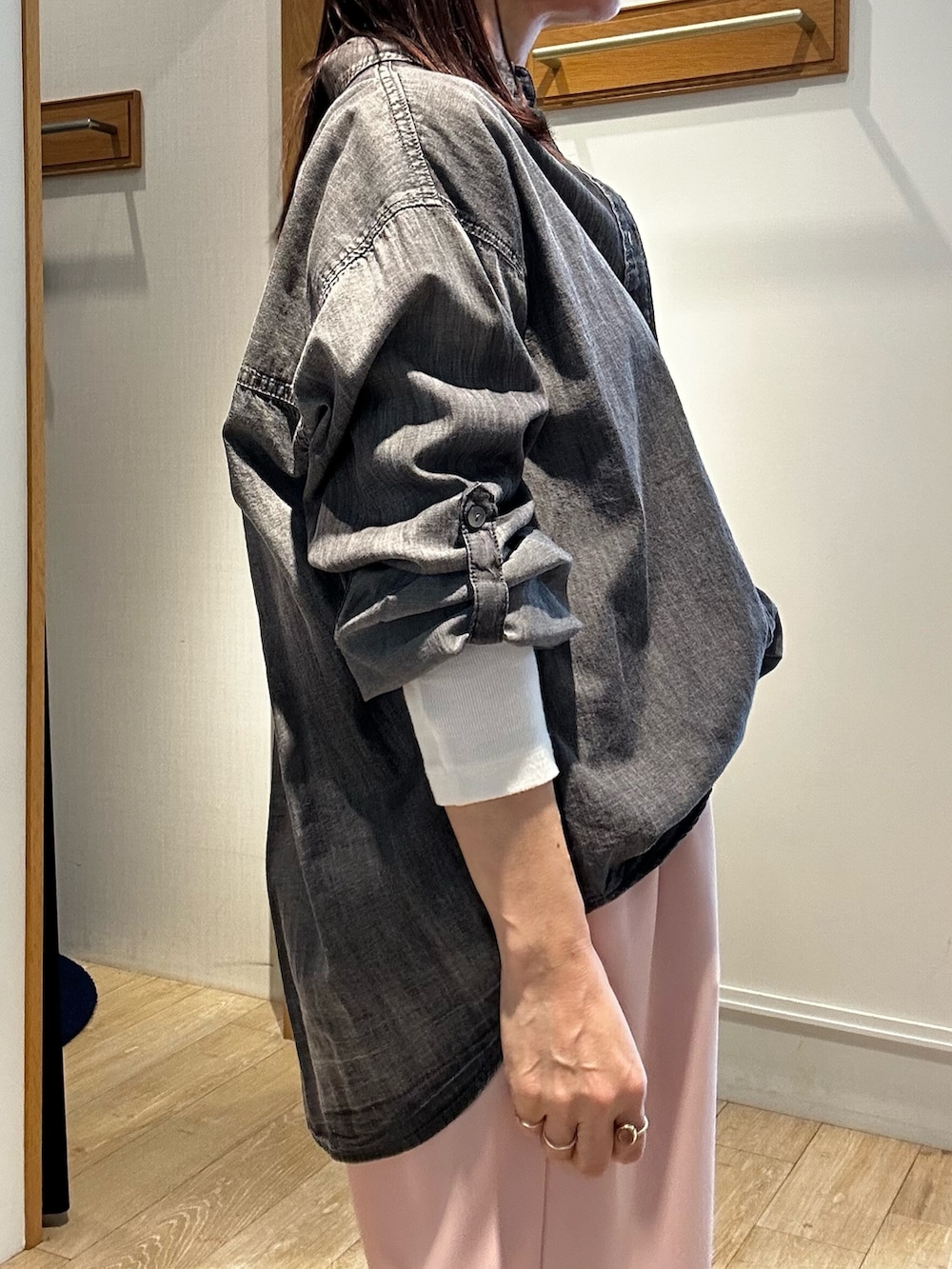 グレー系のシャツ/ブラウス、ホワイト系のトートバッグ、ピンク系のその他パンツを着用したレディースの冬コーディネートの10枚目の写真