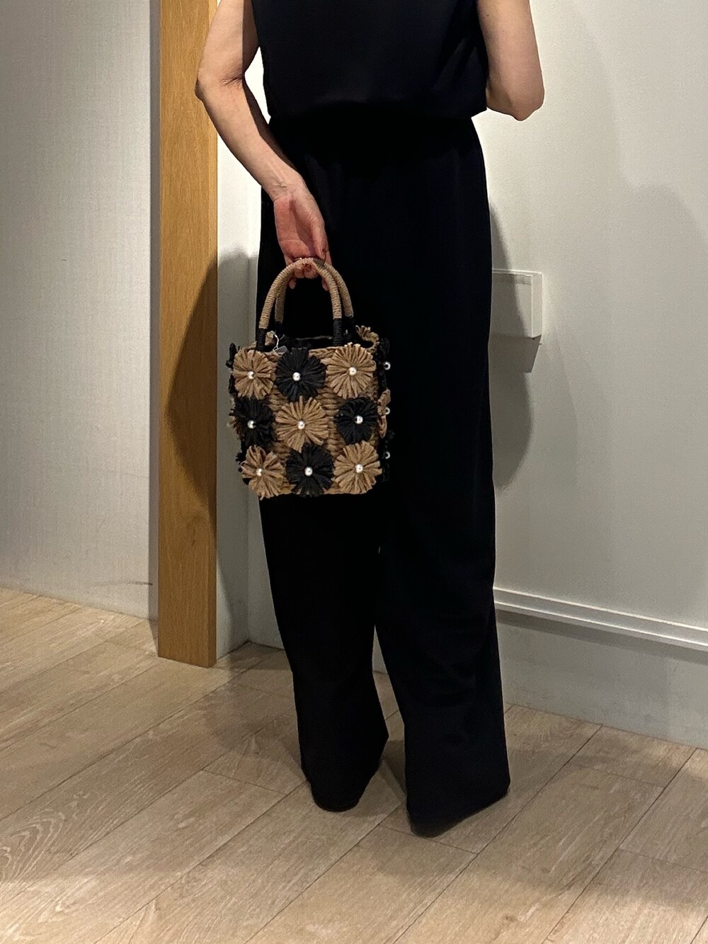 「サロペット、サロペットコーデ、オールインワンコーデ、オールインワン、サンダル、夏コーデ、オトナ女子、春ファッション、きれいめコーディネート、夏服、カジュアルスタイル、お仕事コーデ、通勤コーデ、授業参観日コーデ、初夏コーデ」｜「MICO COULIERのエステルカノコオールインワン（つなぎ/オールインワン、ブラック系）」を使った、daimonさん（レディース・154cm）の春コーディネートの6枚目の写真