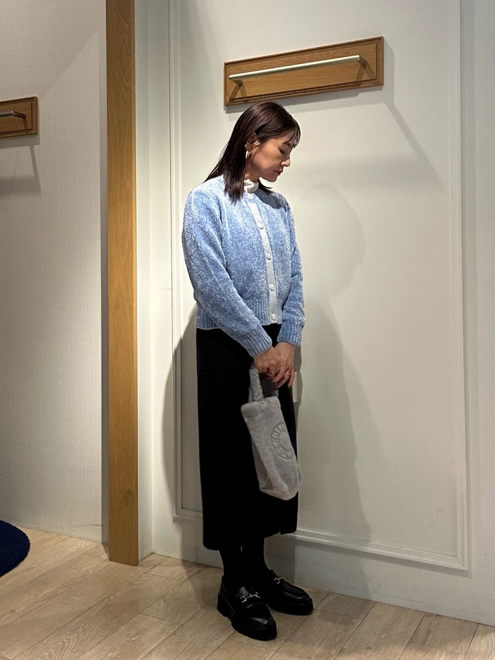 ホワイト系のTシャツ/カットソー、パープル系のスカート、グレー系のトートバッグを着用したレディースの秋コーディネートの4枚目の写真