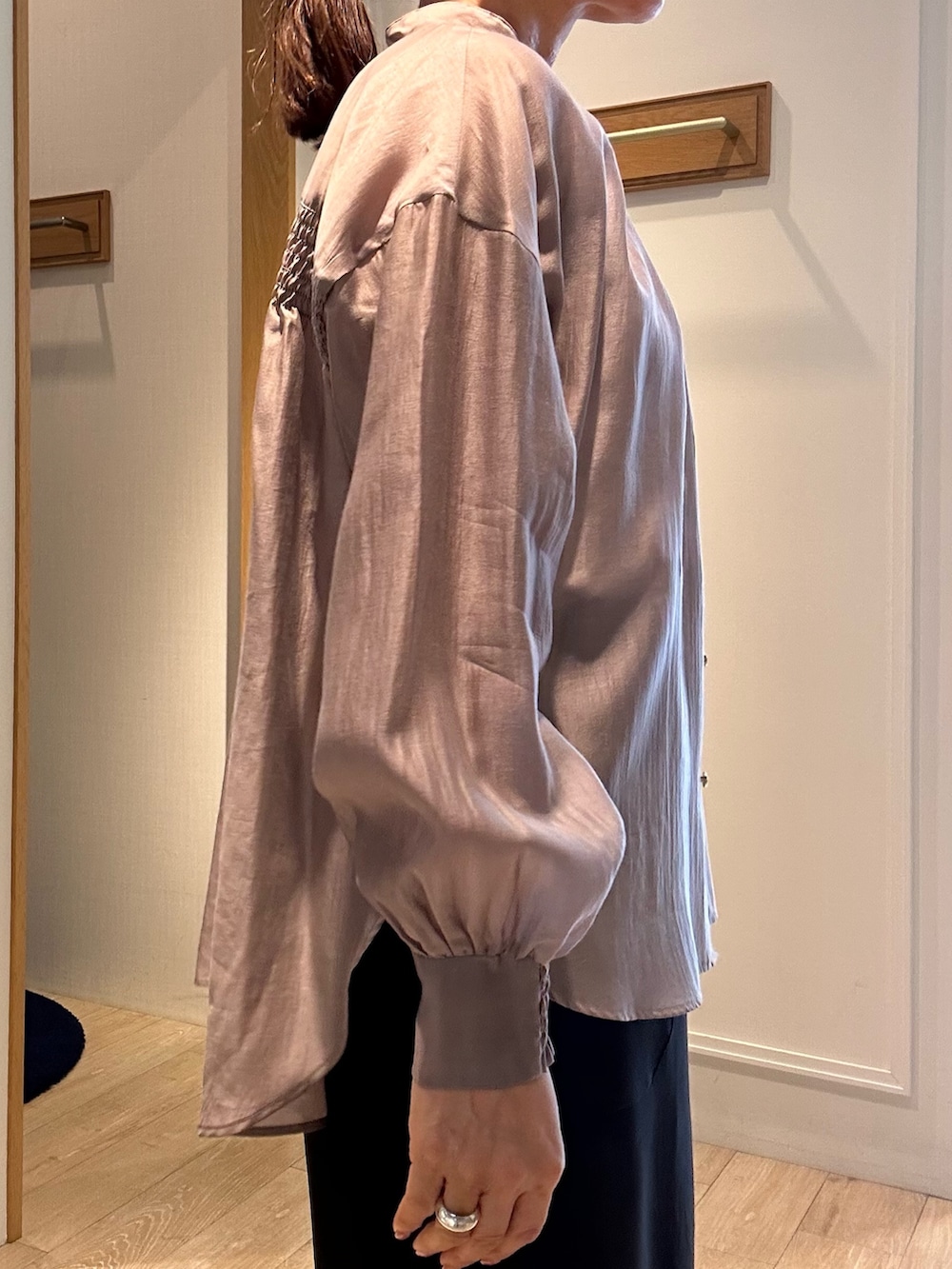 ホワイト系のTシャツ/カットソー、ブラック系のスカートを着用したレディースの春コーディネートの8枚目の写真