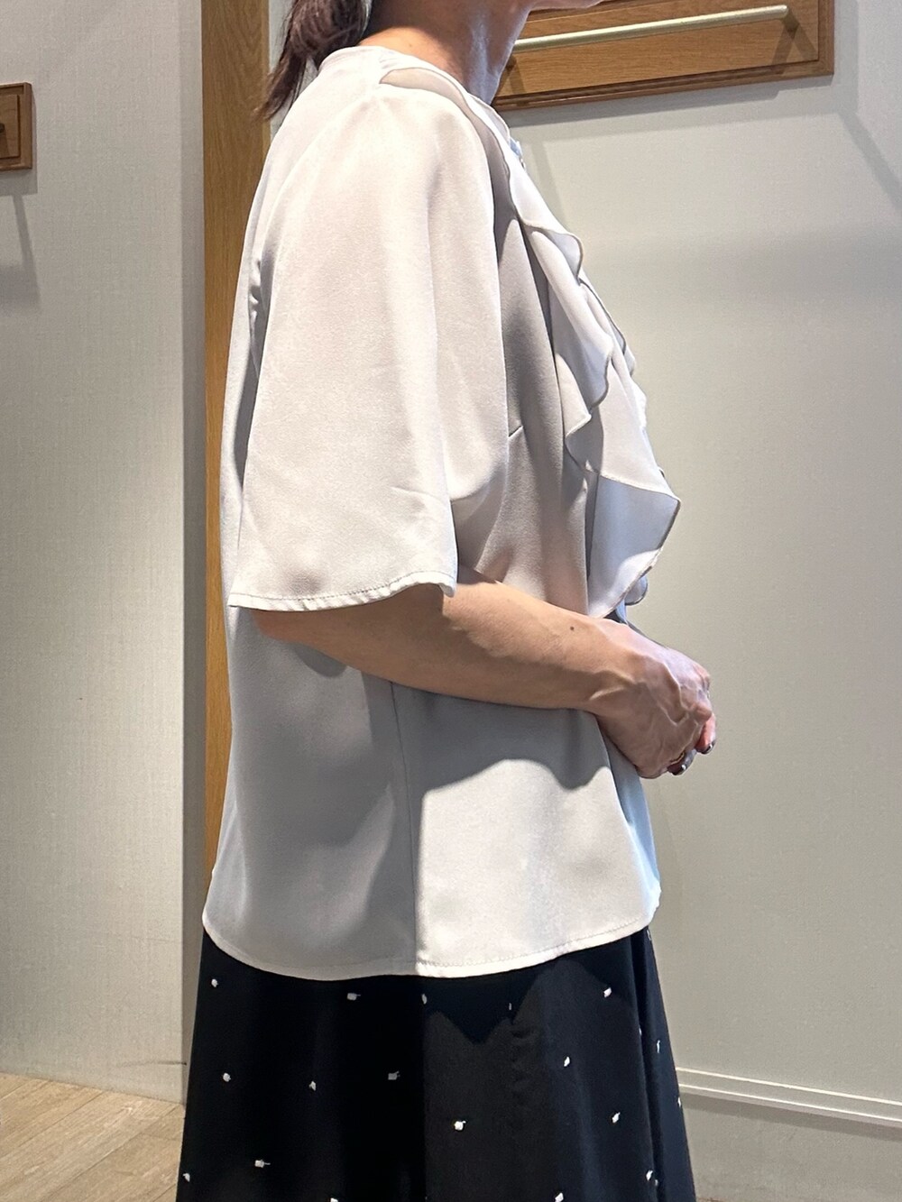グレー系のシャツ/ブラウス、ブラック系のスカート、グレー系のテーラードジャケットを着用したレディースの夏コーディネートの6枚目の写真